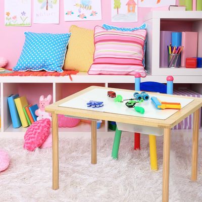 Holztisch mit 3 Behältern für Kleinkinder