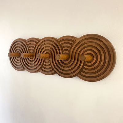 Handgefertigte Mitte des Jahrhunderts Moderne Walnuss-Mantelregal für Mäntel Hüte und Taschen im Wohnzimmer