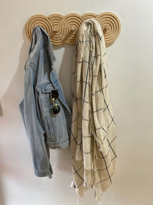 Handgefertigte Mitte des Jahrhunderts Moderne Walnuss-Mantelregal für Mäntel Hüte und Taschen im Wohnzimmer