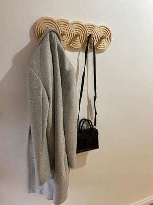 Handgefertigte Mitte des Jahrhunderts Moderne Walnuss-Mantelregal für Mäntel Hüte und Taschen im Wohnzimmer