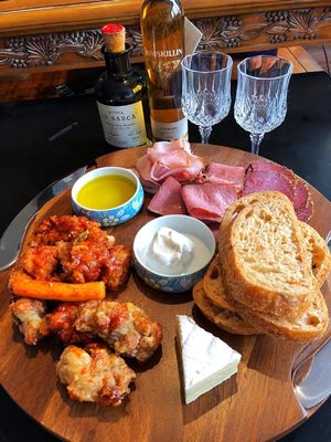 Anpassungslogo Akzeptables rundes Acacia-Schnittbrett mit Rillen und Messern