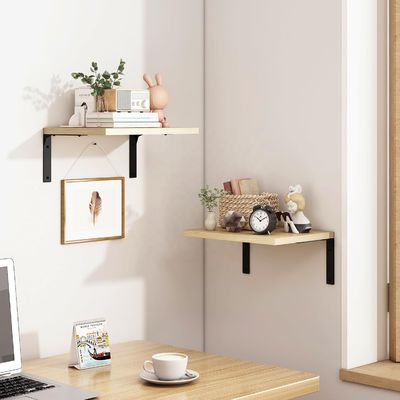 Holzflussregale für moderne Wandbildschirme im stilvollen Wohnzimmer