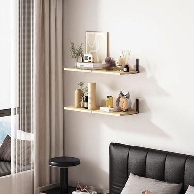 Holzflussregale für moderne Wandbildschirme im stilvollen Wohnzimmer