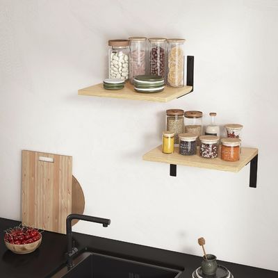 Holzflussregale für moderne Wandbildschirme im stilvollen Wohnzimmer