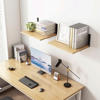 Holzflussregale für moderne Wandbildschirme im stilvollen Wohnzimmer