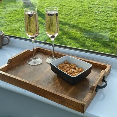 Maßgeschneiderte Gravierung aus Holz Tray rustikaler Stil für Kaffeetisch Anzeige und Becherhalter