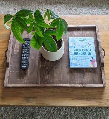 Maßgeschneiderte Gravierung aus Holz Tray rustikaler Stil für Kaffeetisch Anzeige und Becherhalter