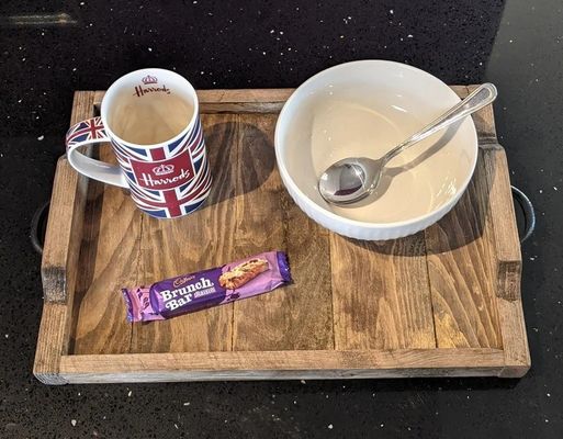 Maßgeschneiderte Gravierung aus Holz Tray rustikaler Stil für Kaffeetisch Anzeige und Becherhalter