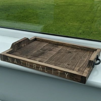 Maßgeschneiderte Gravierung aus Holz Tray rustikaler Stil für Kaffeetisch Anzeige und Becherhalter
