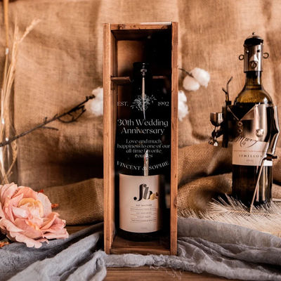 Persönliches Hochzeitsgeschenk Gravierter klarer Acryldeckel Rustikale Kiefernholz Weinkiste