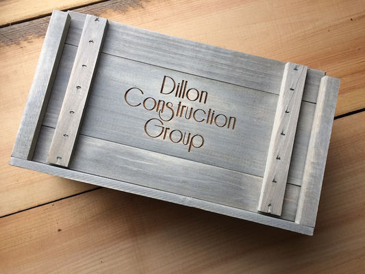 Holzgeschenkkasten mit individuellem Logo für personalisierte Weinflaschen und Glaswaren