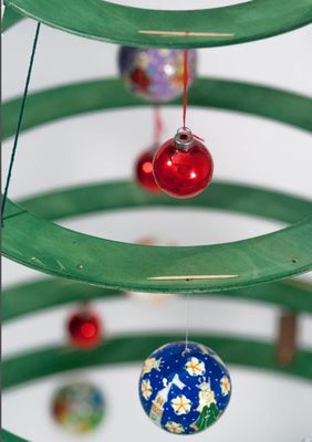 Schaffen Sie eine festliche Atmosphäre mit unserem Holz-Alberello-Weihnachtsbaum-Personallogo