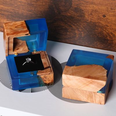 Einfach geschlossen kleine handgefertigte hölzerne Ringbox für individuelle Bestellung