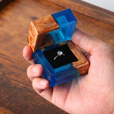 Einfach geschlossen kleine handgefertigte hölzerne Ringbox für individuelle Bestellung