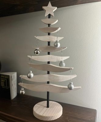 Umweltfreundliche Materialien Modernes weiß getünchtes Holz Weihnachtsbaum für grünere Ferien