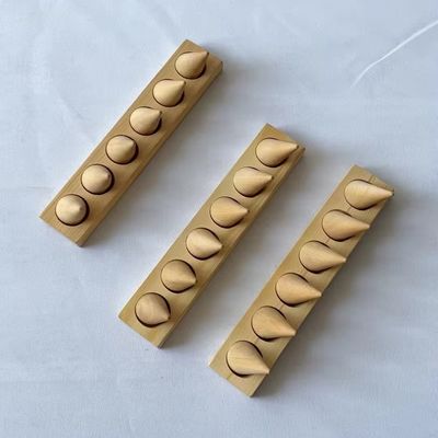 Maßgeschneiderte Holz Finger Schmuck Display Stand mit glatter Oberfläche und wettbewerbsfähig
