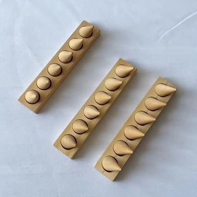 Maßgeschneiderte Holz Finger Schmuck Display Stand mit glatter Oberfläche und wettbewerbsfähig