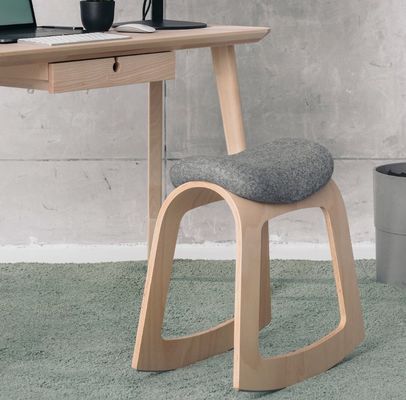 Druckerei Home Office Ergonomischer Sattelstuhl mit moderner Holzkonstruktion
