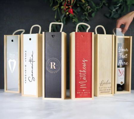 Handgefertigte Holzweinkiste mit individueller Lasergravierung und individueller Schiebetäcke