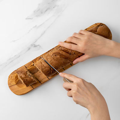 Grau-weiß angepasste Form Handwerker Olivenholz Baguette Schneidebrett für Brotliebhaber