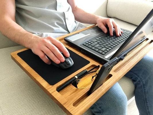 Tragbare Computerplatte aus Holz Nichtklappbarer Eichenstand mit Mauspad und Arbeitsplatz