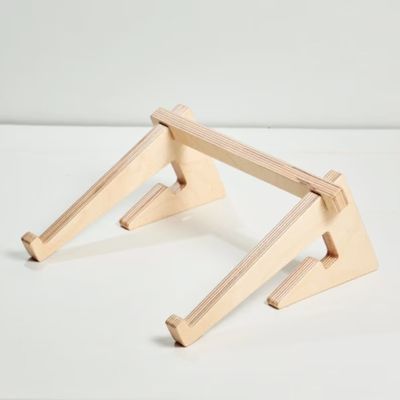 Akzeptabel OEM/ODM Holz Laptop-Stand für Mac Book Ergonomischer Arbeitsplatz Schreibtisch-Zubehör