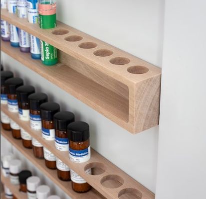 Customized Logo Design Wandmontierte Massive Birke Schrank mit Multifunktionsdesign