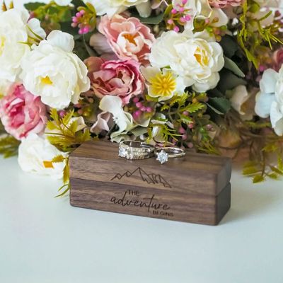 Rustikale Vintage-Rechteck aus massivem Holz Schmuck 2 Ringbox mit TIMBER-Gravur