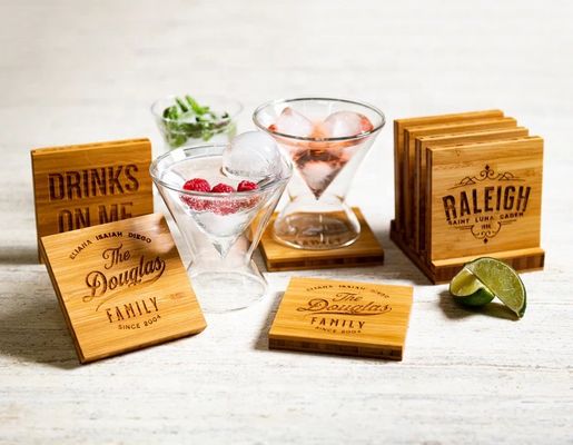 Nachname-Coasters mit optionalem Halter aus Bambus, Buche, Walnuss, Eiche, MDF oder Kiefer