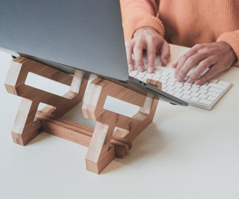 Verstellbarer Bambus-Laptop-Stand für Notebook und Laptop-Tray in bequemer Form