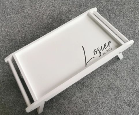 Rechteckiges Frühstück im Bettbecher mit Klappbeinen spart Platz und genießt personalisierte Snacks