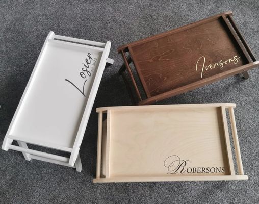 Rechteckiges Frühstück im Bettbecher mit Klappbeinen spart Platz und genießt personalisierte Snacks