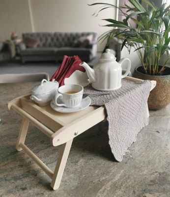 Rechteckiges Frühstück im Bettbecher mit Klappbeinen spart Platz und genießt personalisierte Snacks