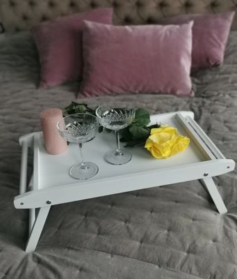 Rechteckiges Frühstück im Bettbecher mit Klappbeinen spart Platz und genießt personalisierte Snacks