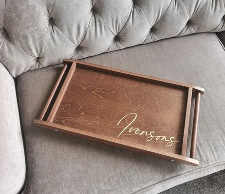 Rechteckiges Frühstück im Bettbecher mit Klappbeinen spart Platz und genießt personalisierte Snacks