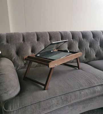 Rechteckiges Frühstück im Bettbecher mit Klappbeinen spart Platz und genießt personalisierte Snacks