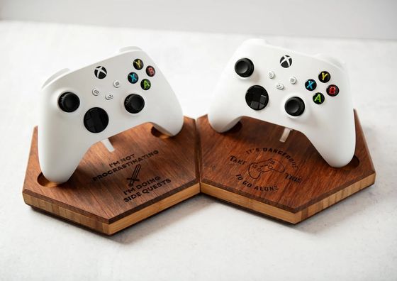 Ein verstellbarer Gamerstand Die ideale Kombination aus Bambus und Acryl für optimales Spielen