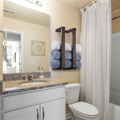 Holztücherregal für das Bad