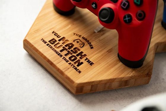 Ein verstellbarer Gamerstand Die ideale Kombination aus Bambus und Acryl für optimales Spielen