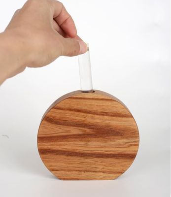 Moderne Holzvase, die Blumen zum Jubiläum einfügen kann