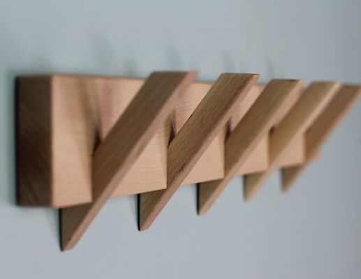 Stylische und nachhaltige Badezimmerorganisation mit diesem Holzwandstisch