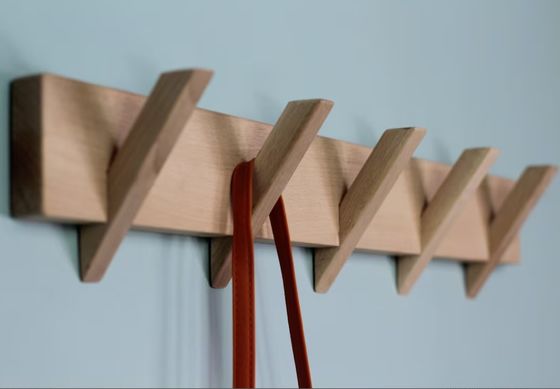 Stylische und nachhaltige Badezimmerorganisation mit diesem Holzwandstisch