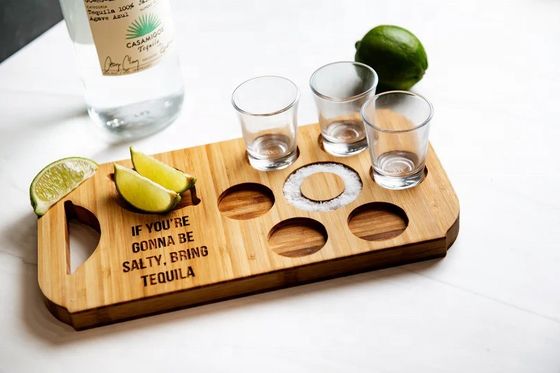 Moderne, stilvolle Bamboo-Board-Flugbier-Trej mit Gravierten Holz-Schuss-Glashaltern