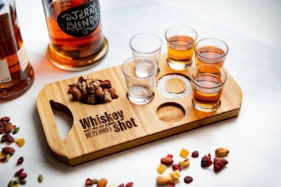 Moderne, stilvolle Bamboo-Board-Flugbier-Trej mit Gravierten Holz-Schuss-Glashaltern