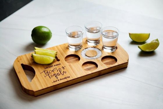 Moderne, stilvolle Bamboo-Board-Flugbier-Trej mit Gravierten Holz-Schuss-Glashaltern