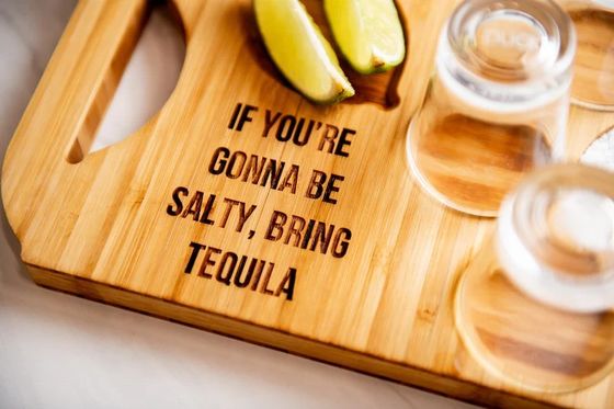 Moderne, stilvolle Bamboo-Board-Flugbier-Trej mit Gravierten Holz-Schuss-Glashaltern