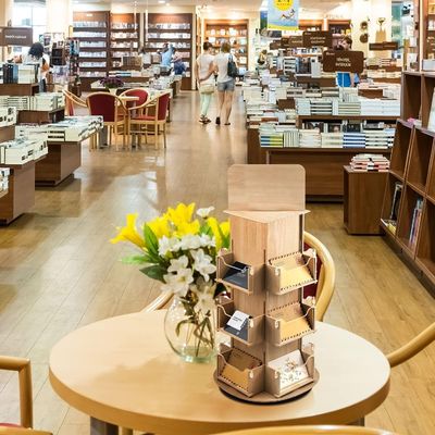 Wohnzimmermöbel 3 Stufe 4 Seitige drehbare Holz-Display-Stand mit 360-Rotation