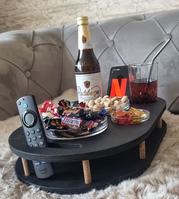 202406 Schwarze Couchbar mit 4 Glasschüsseln