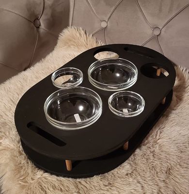 202406 Schwarze Couchbar mit 4 Glasschüsseln