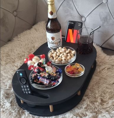 202406 Schwarze Couchbar mit 4 Glasschüsseln